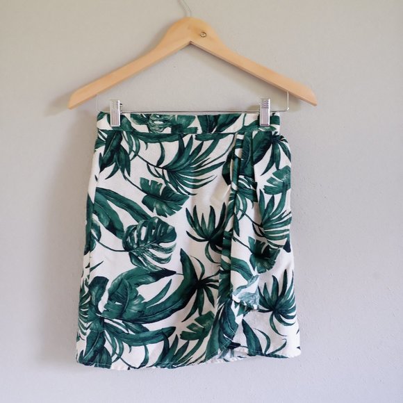 H&M Dresses & Skirts - H&M mini skirt